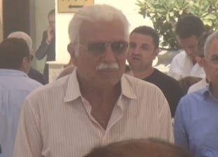 بالصور.. أحمد نظيف بمفرده في جنازة والدته بأكتوبر