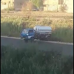 كارثة.. سيارة صرف تفرغ حمولتها في ترعة بحي الزهور بسوهاج