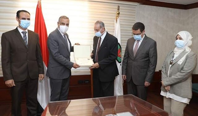 محافظ سوهاج يكرم العاملين بالقطاع الطبي لجهودهم فى...