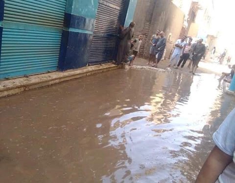 كسر ماسورة مياه وغرق البيوت بقرية الساحل قبلي...