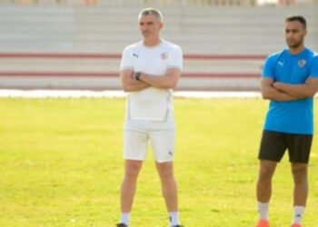 جلسة بين كارتيرون و معاونيه قبل انطلاق المران