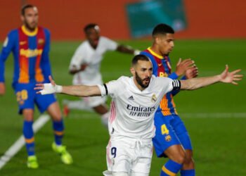 بأقدام بنزيما وكروس ريال مدريد يتربع على الصدارة مؤقتا