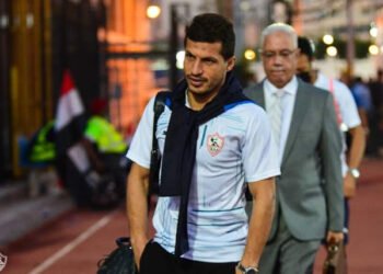 طارق حامد يرتدي شارة القيادة