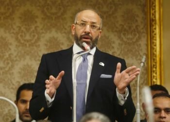 حسام المندوه يؤازر فريق الكرة في الجونة