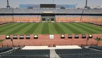 لاعبو الزمالك يتفقدو أرضية الملعب