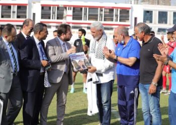 الزمالك يهدي الوفد الفلسطيني درع النادي
