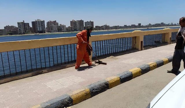 حملة نظافة مكبرة بشارع كورنيش النيل الغربي بحي...