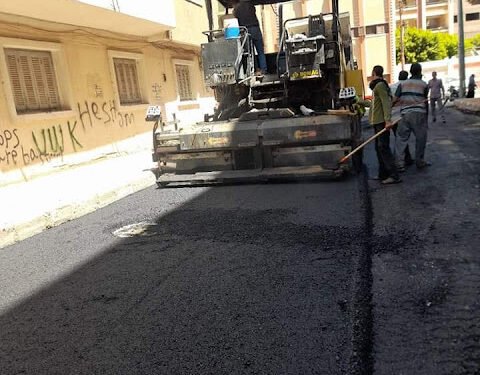 بدء أعمال رصف شارع المنشية بحي شرق سوهاج...