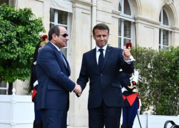 الرئيس السيسي يلتقي مع نظيره الفرنسي بقصر الإليزيه
