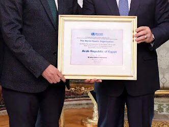 مدير الصحة العالمية يسلم الرئيس السيسي شهادة المستوى الذهبي للقضاء على فيروس سي