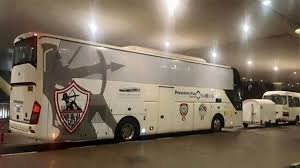 وصول حافلة الزمالك الي استاد ال نهيان استعداداً لمواجهة أم صلال