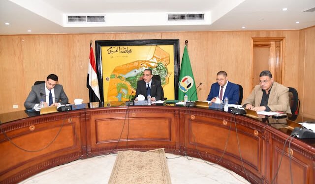 محافظ الفيوم يتابع معدلات الآداء بملفي التقنين والتصالح...