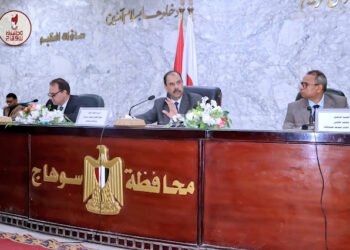 خلال اجتماع المجلس التنفيذي..   محافظ سوهاج يشدد على متابعة ملفات التصالح والتقنين وإزالة التعديات...