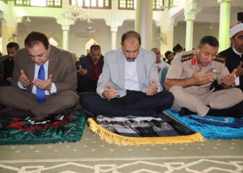 محافظ سوهاج يؤدي صلاة الجمعة بمسجد الشرطة بمدينة ناصر