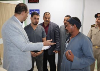 محافظ سوهاج يقوم بجولة تفقدية مفاجئة لمستشفى دار السلام المركزي ويُحيل الطاقم الطبي المتغيب للتحقيق