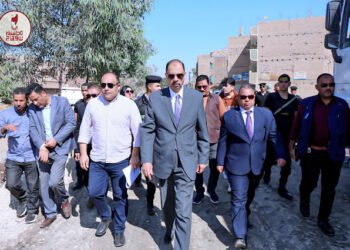 خلال جولة ميدانية بالمراغة..   محافظ سوهاج يتفقد مشروع رصف طريق بناويط – جهينة بطول...