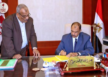 محافظ سوهاج يعتمد ترقية 1400 موظف بالديوان العام والوحدات المحلية