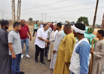  محافظ أسيوط يتوقف خلال جولته ليتحاور مع المزارعين ويؤكد دعم القطاع الزراعي وتحسين منظومة الخدمات