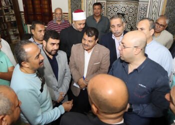محافظ بني سويف يلتقي المواطنين عقب صلاة الجمعة بمسجد عمر بن عبد العزيز.. ويوجه بسرعة...
