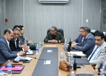 عبر مركز سيطرة الشبكة الوطنية للطوارئ..   محافظ الفيوم يتابع سير انتخابات مجلس النواب في...
