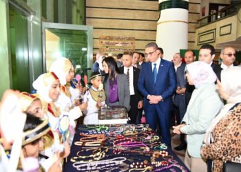 وزيرة التضامن الاجتماعي ومحافظ الفيوم يتفقدان معرض ” كنزي” للحرف اليدوية والتراثية بديوان عام المحافظة