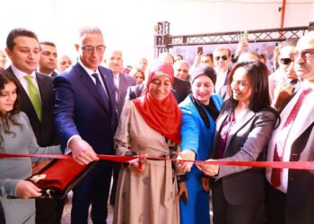 وزيرة التضامن الاجتماعي ومحافظ الفيوم يتابعان المشروعات الإنتاجية لمصنع الغزل والنسيج بقرية العزب.. ويتفقدان حضانة...