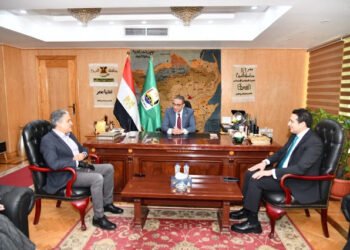 بالتعاون مع مشروع الدعم الفني بوزارة التنمية المحلية..   محافظ الفيوم يناقش آليات تطوير...
