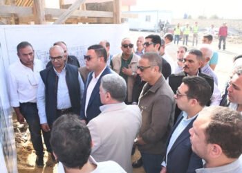 وزير الإسكان ومحافظ الفيوم يتفقدان توسعات محطة معالجة كحك بمركز يوسف الصديق