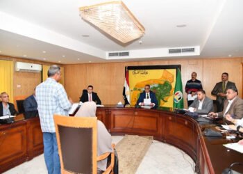 محافظ الفيوم يوجه بتوفير مشروعات تنموية  وفرص عمل وتراخيص أكشاك للأولى بالرعاية