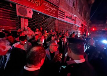 محافظ الدقهلية يتابع جهود السيطرة على حريق في سوق الخواجات بالمنصورة