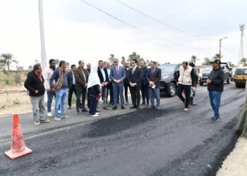 بتكلفة ١٧،٥ مليون جنيه.. محافظ الفيوم يتفقد أعمال رصف طريق جبل سعد الشواشنة