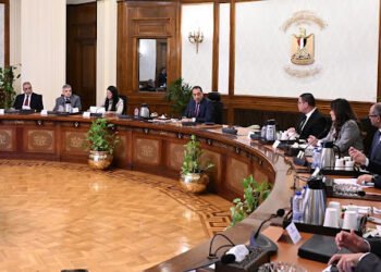 رئيس الوزراء يُتابع الموقف التنفيذي لمشروعات تحلية مياه البحر