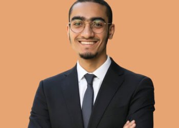 رئيس جامعة المنصورة يهنّئ الطالب حمزه ابو الخير مؤسس تطبيق «لثغه» لعلاج اضطرابات النطق