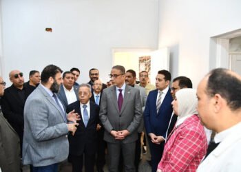 محافظ الفيوم ونقيب أطباء مصر يتفقدان وحدة المخ والأعصاب الجديدة بمستشفى سنورس المركزي