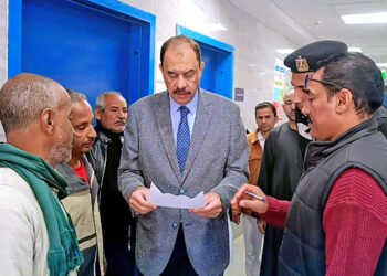 خلال جولة ميدانية مفاجئة بقرية بناويط بالمراغة ..  محافظ سوهاج يتفقد مستوى الخدمات المقدمة...