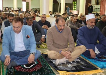 محافظ سوهاج يؤدي صلاة الجمعة بمسجد الشرطة ويلتقي المواطنين عقب الصلاة