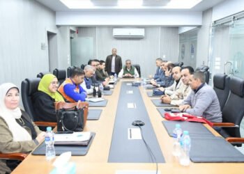 عبر مركز سيطرة الشبكة الوطنية للطوارئ..   محافظ الفيوم يتابع أعمال غلق لجان التصويت في...