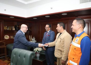 محافظ بني سويف يكرّم مشرف غرفة العمليات بمرفق الإسعاف لإنقاذه عامل نظافة تعرض لتوقف تنفس...