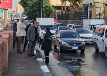 محافظ الدقهلية يتفقد شوارع المنصورة سيرا على الأقدام  لمتابعة جهود التعامل الفوري مع سقوط...