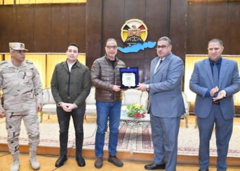 محافظ الفيوم يُكرّم “السكرتير المساعد” لبلوغه السن القانوني للمعاش