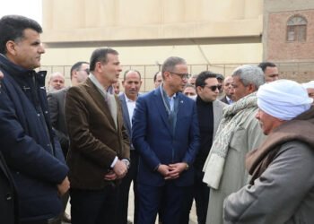 وزير الزراعة ومحافظ الفيوم يوزعان 15 “فراطة ذرة” على صغار المزارعين بالمحافظة.. ويتفقدان محطة الميكنة...