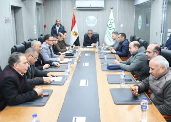 عبر مركز سيطرة الشبكة الوطنية للطوارئ..   محافظ الفيوم يتابع أعمال غلق لجان التصويت...