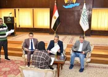 محافظ الفيوم يوجه بتوفير مشروعات تنموية وفرص عمل وتراخيص أكشاك للأولى بالرعاية