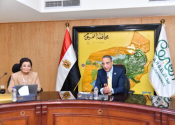 محافظ الفيوم ونائب وزير الصحة يترأسان اجتماع المجلس الإقليمي للسكان بالمحافظة