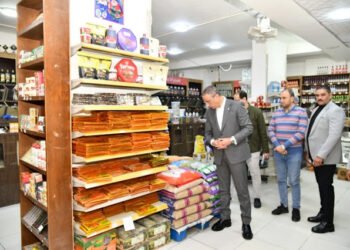 استعداداً لشهر رمضان المبارك..  محافظ الفيوم يتفقد عدداً من محال بيع الجملة وسلاسل السوبر...