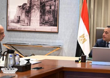 رئيس الوزراء يلتقي وزير الكهرباء والطاقة المتجددة لاستعراض عددٍ من ملفات العمل