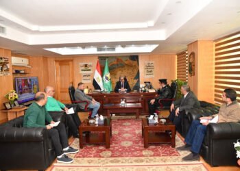 محافظ الفيوم يناقش مع مسئولي المرور والمواقف آليات نقل موقف سيلا والعدوة إلى موقعه الجديد