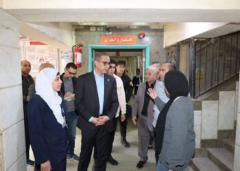 محافظ الجيزة يقوم بجولة تفقدية مفاجئة لمستشفى أبو النمرس المركزي للتأكد من انتظام العمل