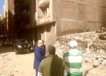 محافظ الفيوم يقوم بجولة تفقدية مفاجئة للشوارع بالمدينة ويحيل رئيس حى غرب للتحقيق لتقصيره فى...