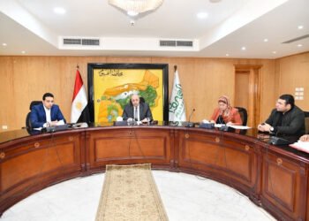 محافظ الفيوم يشدد على وضع خطة علمية بتوقيتات محددة لإنزال زريعة الأسماك للبحيرة